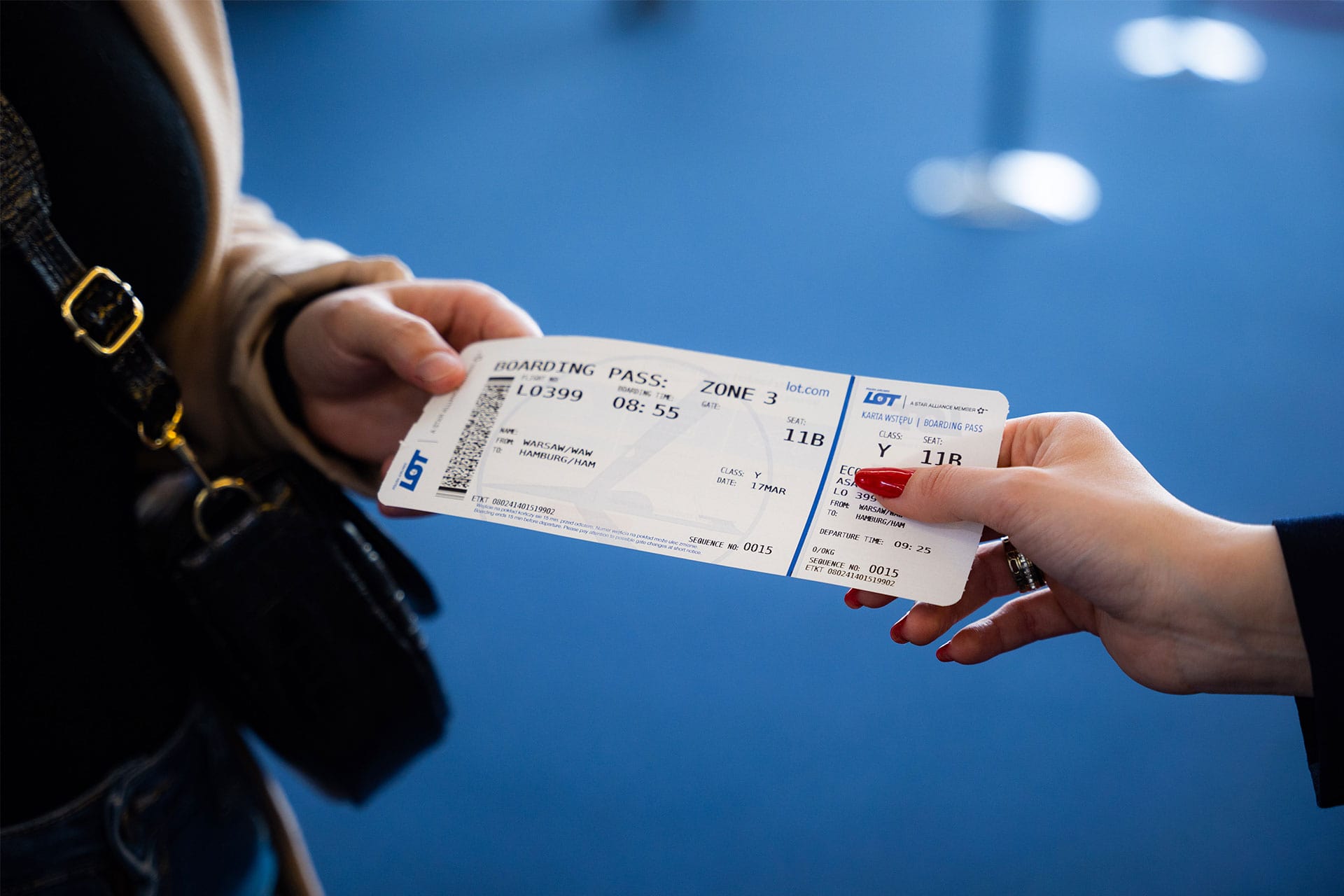 advantages disadvantages of last minute tours