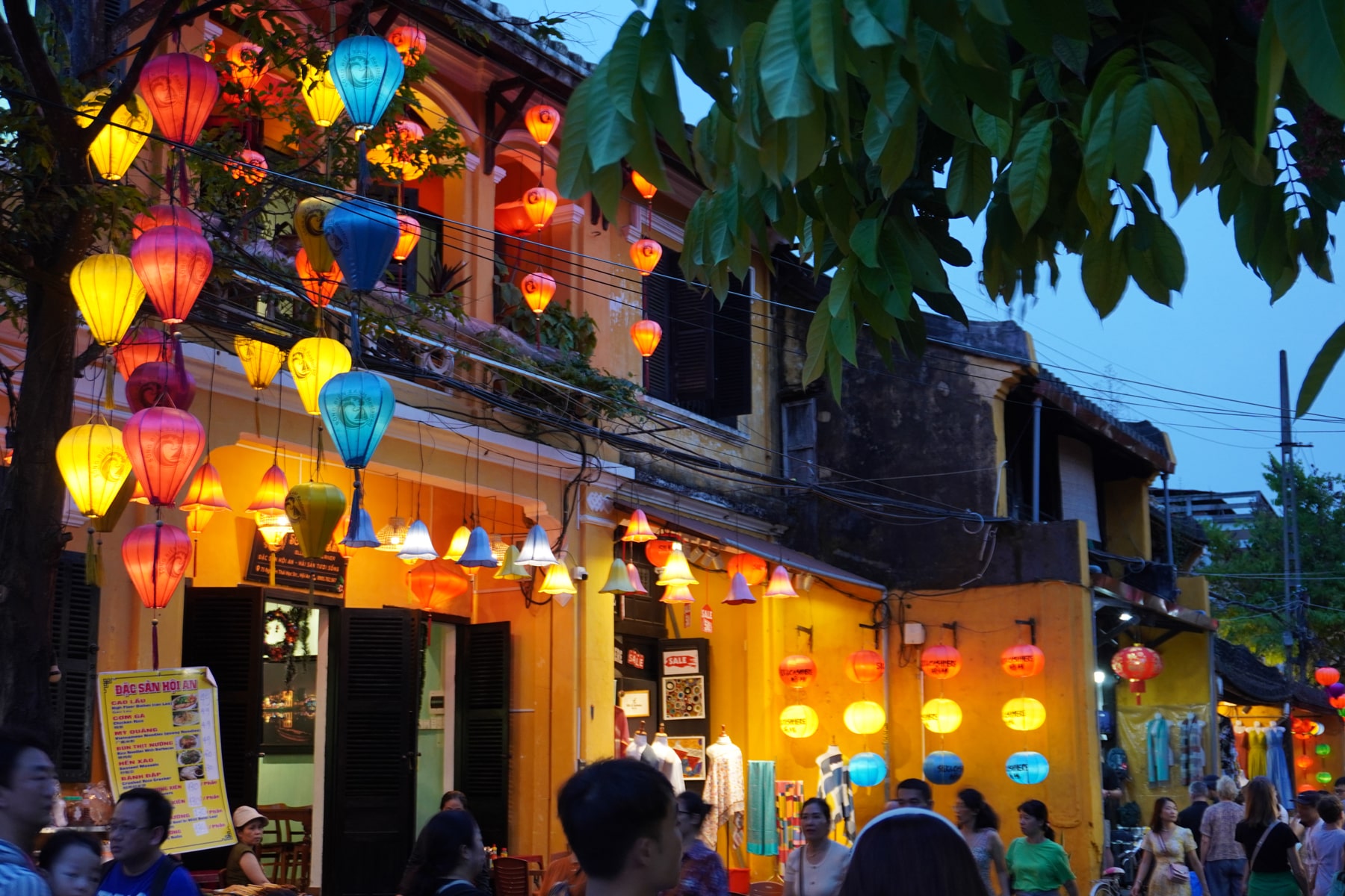 سفر به ویتنام با تور سانا؛ قصهای در دل مه، میان معابد، صخرهها و دستهایی از جنس طلا... 8 travelogue vietnam 06